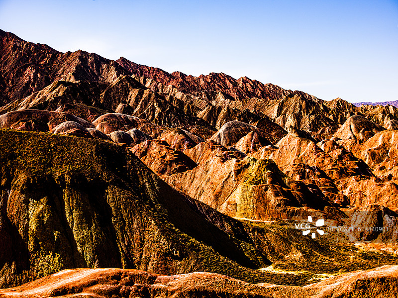 甘肃省张掖市甘州区平山湖蒙古族乡的平山大峡谷。画面中，峡谷山体呈现出丰富绚烂的色彩，红、黄、橙、绿等图片素材