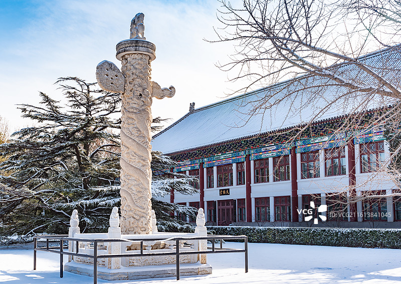 冬天雪后北京大学西校门华表与化学北楼图片素材