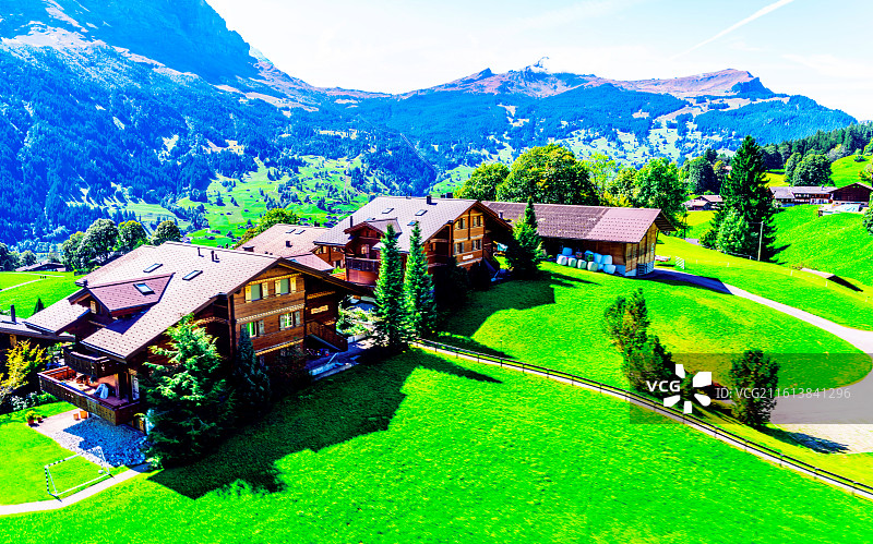 瑞士格林德瓦小镇  雪山下的风景 红色民居图片素材