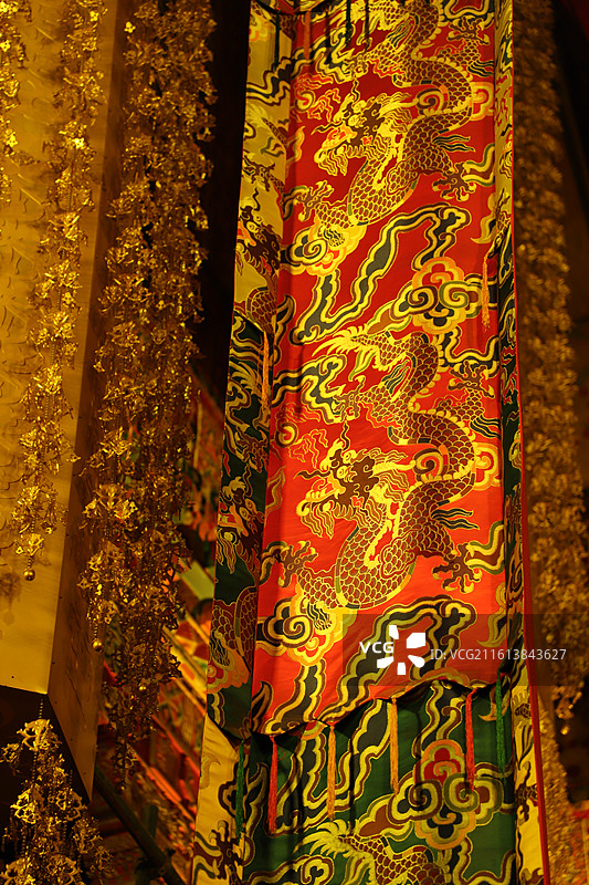 云南迪庆州香格里拉市独克宗古城龟山公园大佛寺龙纹帷幔图片素材