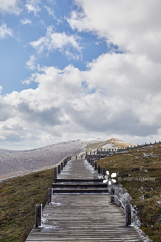内蒙古赤峰克什克腾旗大兴安岭黄岗梁热阿线风光兴安落叶松雾凇树挂栈道雪图片素材