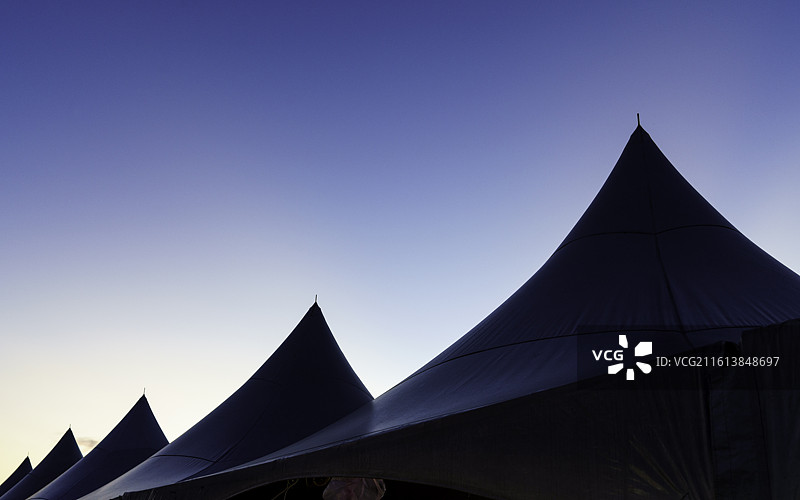 马来西亚砂拉越州首府古晋节庆集市时暮色下的顶棚风光图片素材