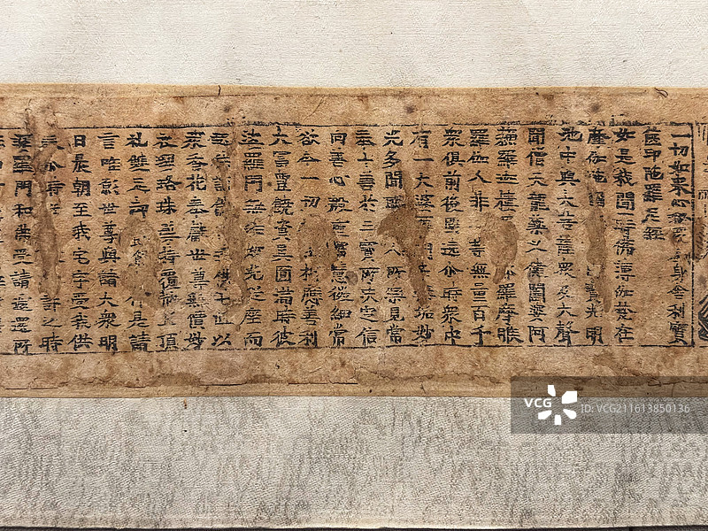 杭州奥莱美术馆展出北宋刻本一切如来心秘密全身舍利宝箧印陀罗尼经图片素材