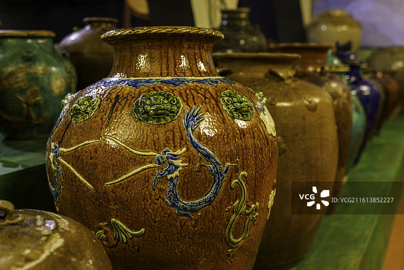 马来西亚世界遗产城市马六甲著名景点郑和文化馆展览陈列中的南洋龙纹大瓮图片素材