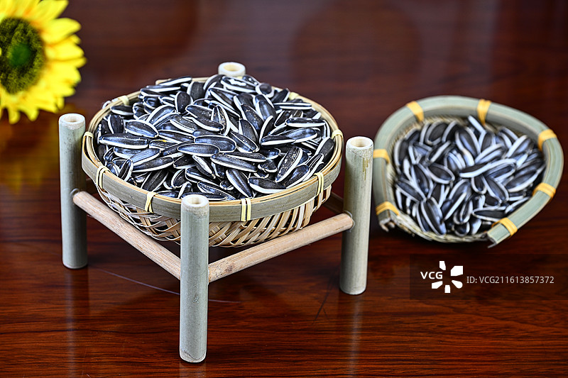 竹篮内盛装的饱满葵花籽特写图片素材