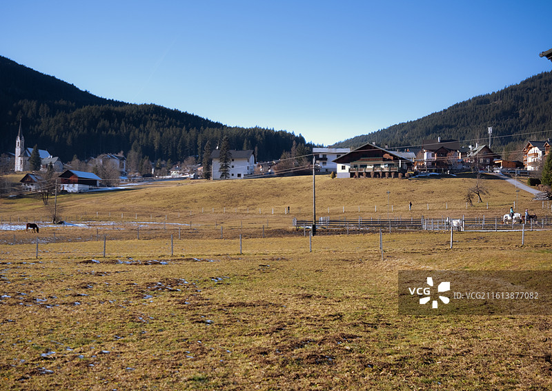 戈绍小镇风光草地雪山森林图片素材