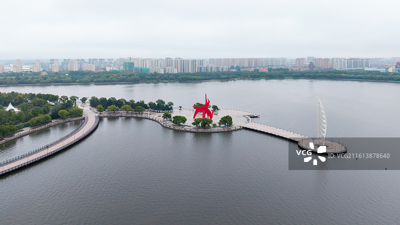 诸城潍河湿地公园阴天航拍城市风光图片素材