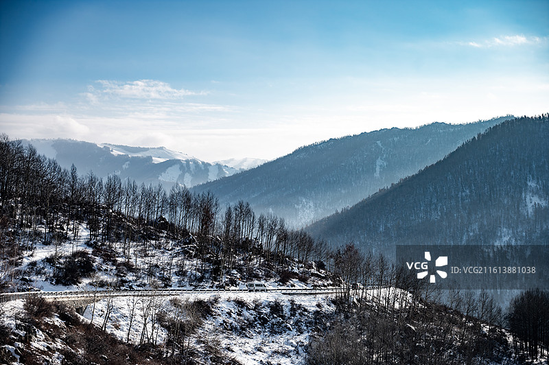 雪白一片的中哈边境公路美景图片素材