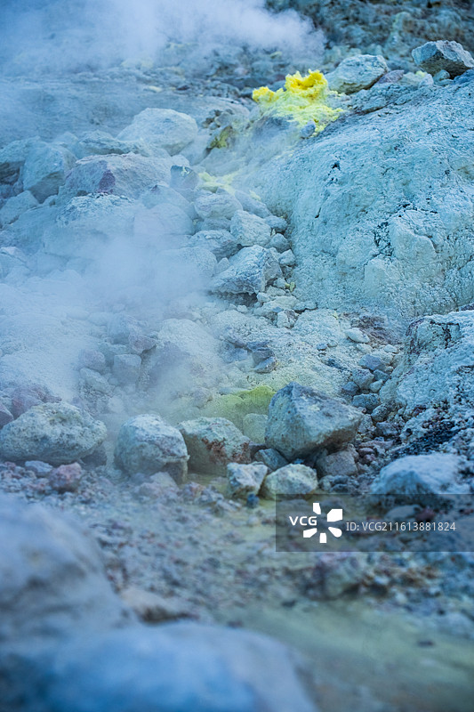 冬天日本北海道道东钏路市阿寒摩周国立公园硫磺山，冬天雪景天然硫磺活火山，正在喷发图片素材