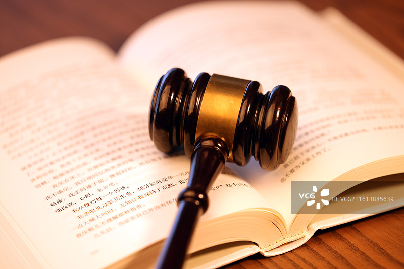 桌子上的书和木槌的特写镜头图片素材