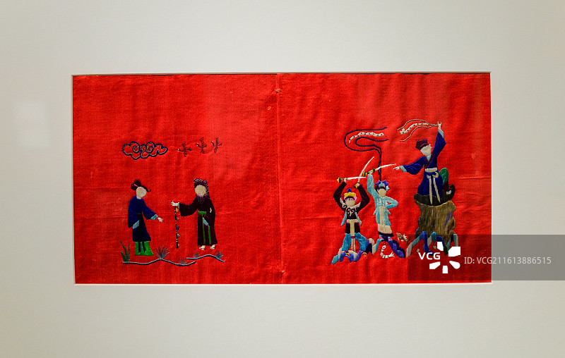 刺绣《满族平绣戏出“白蛇传”纹枕顶》 中国美术馆“灵瑞迎新·中国美术馆蛇年题材美术作品展”图片素材