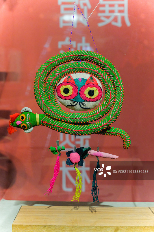 玩具《挂件：蛇盘兔》 中国美术馆“灵瑞迎新·中国美术馆蛇年题材美术作品展”图片素材