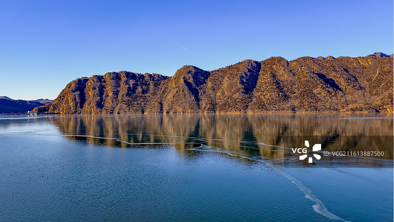 冬季半冰封的西峪水库风景图片素材