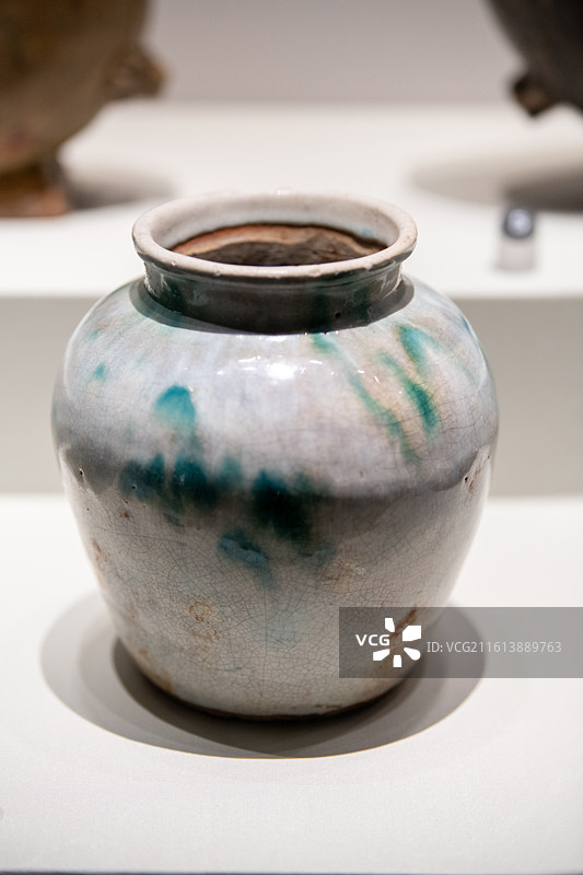 海南博物馆明代彩釉罐图片素材