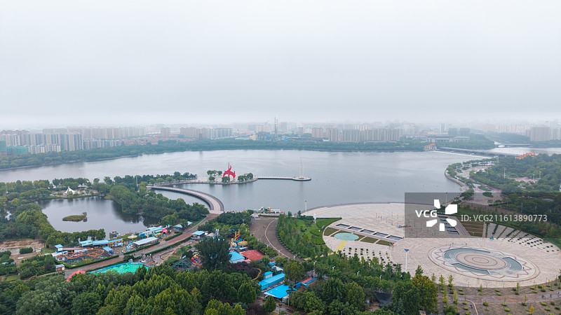 诸城潍河湿地公园阴天航拍城市风光图片素材