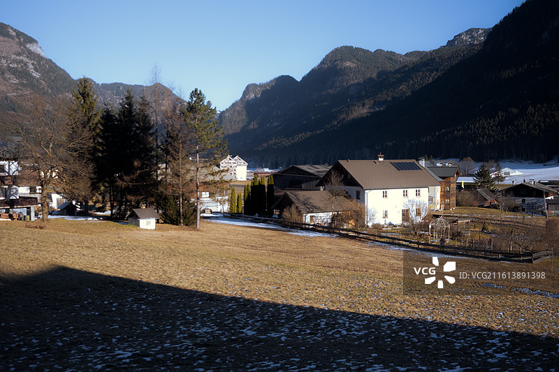 戈绍小镇风光草地雪山森林图片素材