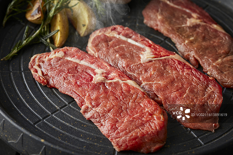 露营烤牛排美食 新西兰牛眼烤肉图片素材