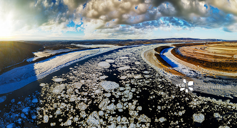航拍黑龙江嘉荫保安封江流冰图片素材