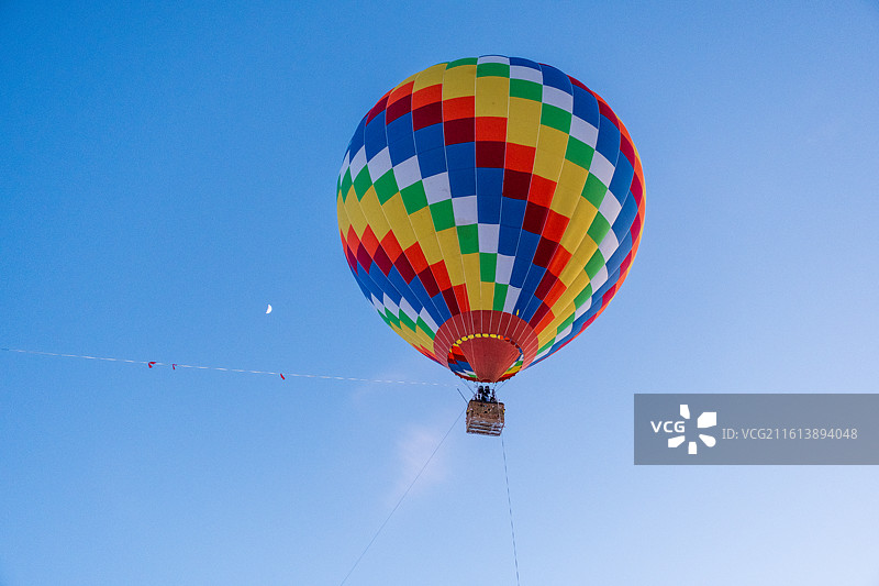 冬天新疆阿勒泰将军山滑雪场的蓝天下热气球的低角度视图图片素材