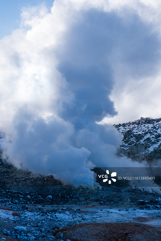 冬天日本北海道道东钏路市阿寒摩周国立公园硫磺山，冬天雪景天然硫磺活火山，正在喷发图片素材