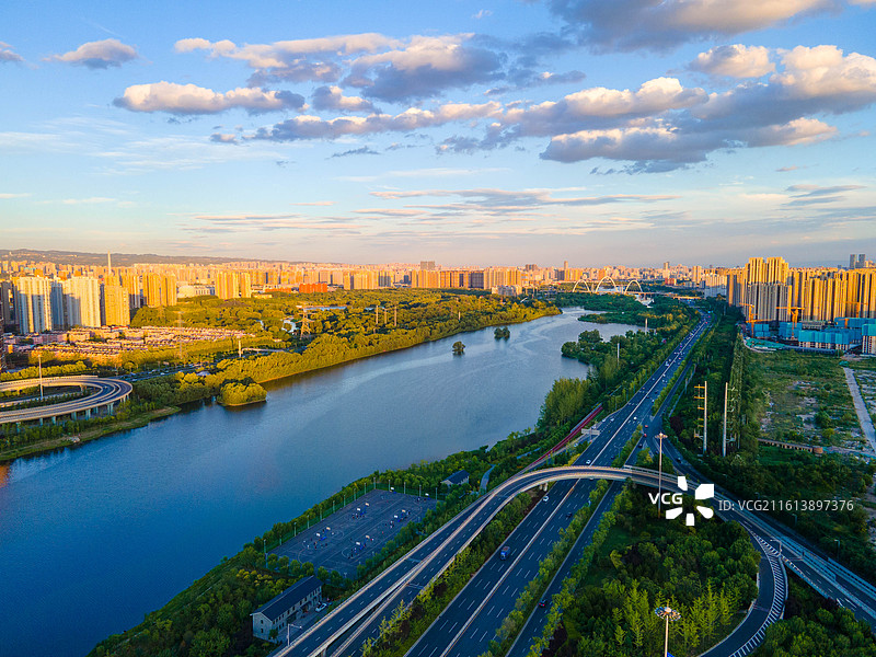 城市河流与高楼鸟瞰全景图片素材