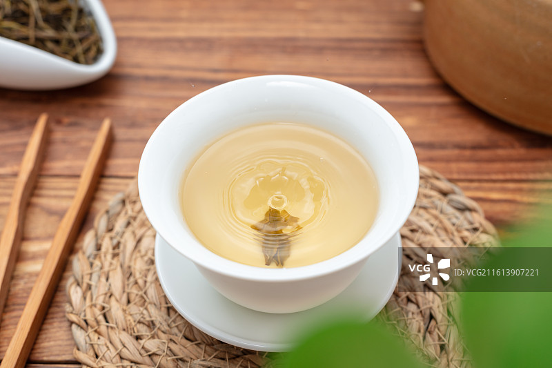 白瓷杯中的安吉白茶图片素材