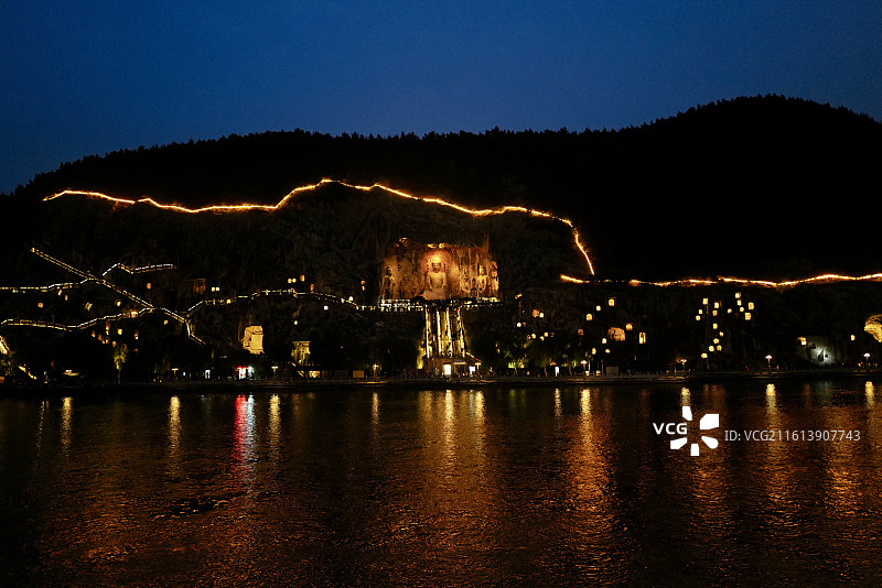 河南洛阳龙门石窟从伊河对岸东山石窟观西山石窟卢舍那大佛夜景风光图片素材