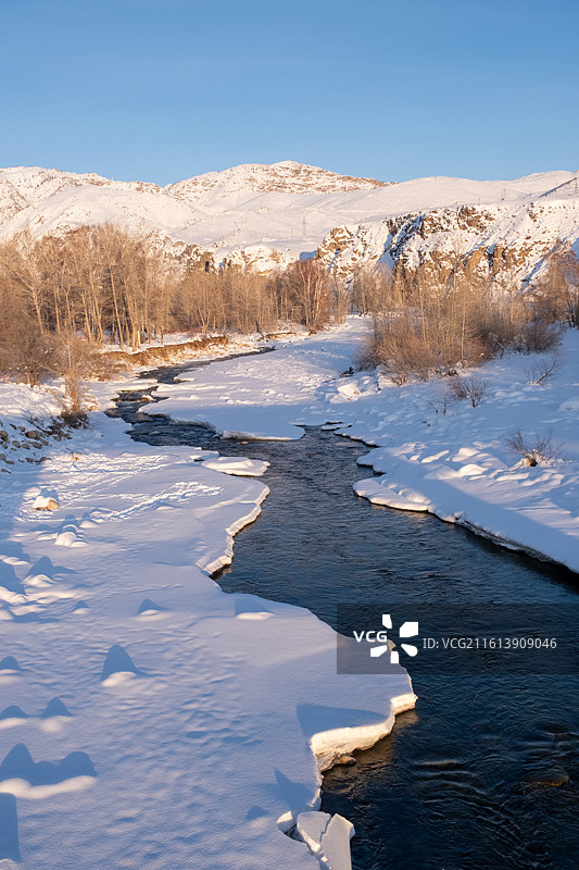 冬天新疆阿勒泰日落时分雪山雪原冰雪丛林不冻河流图片素材