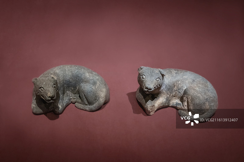 襄阳市博物馆新馆展品·陶狗。南北朝（420-589年）1984年襄阳市襄城区贾家冲墓地出土。图片素材