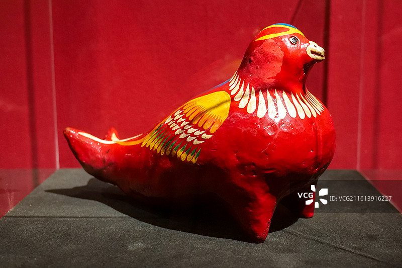 泥塑《大咕咕（红）》 河南浚县 中国美术馆“四时玩趣-中国美术馆藏民间美术迎春展”图片素材