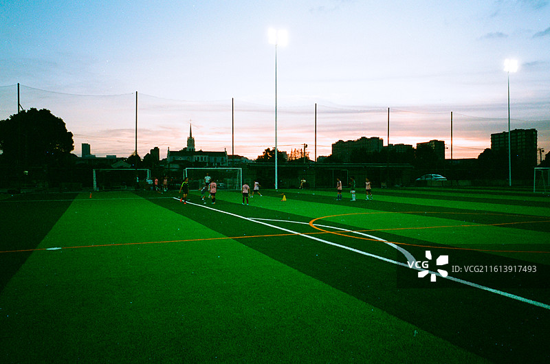 日落时人们在草地上顶着天空图片素材