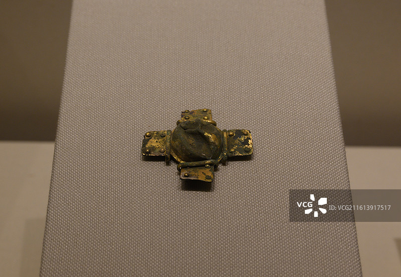 集安县禹山下1041墓出土的高句丽鎏金圆泡十字形带具图片素材