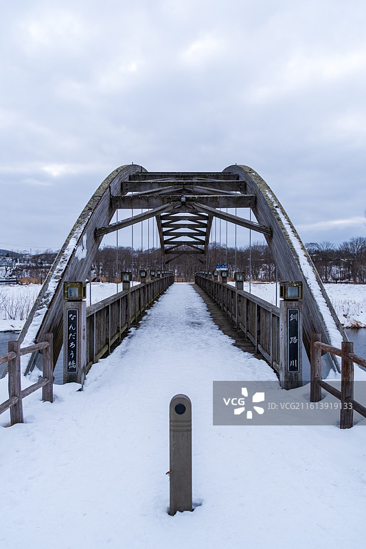冬天日本北海道道东钏路市阿寒摩周湖雪地大桥图片素材