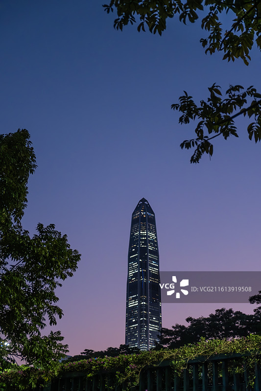 晚霞余晖下亮灯的深圳平安金融中心图片素材