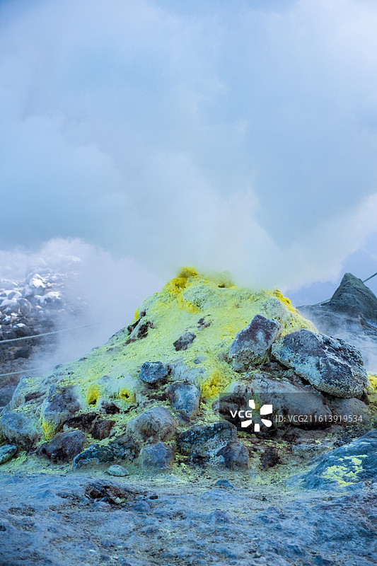 冬天日本北海道道东钏路市阿寒摩周国立公园硫磺山，冬天雪景天然硫磺活火山，正在喷发图片素材