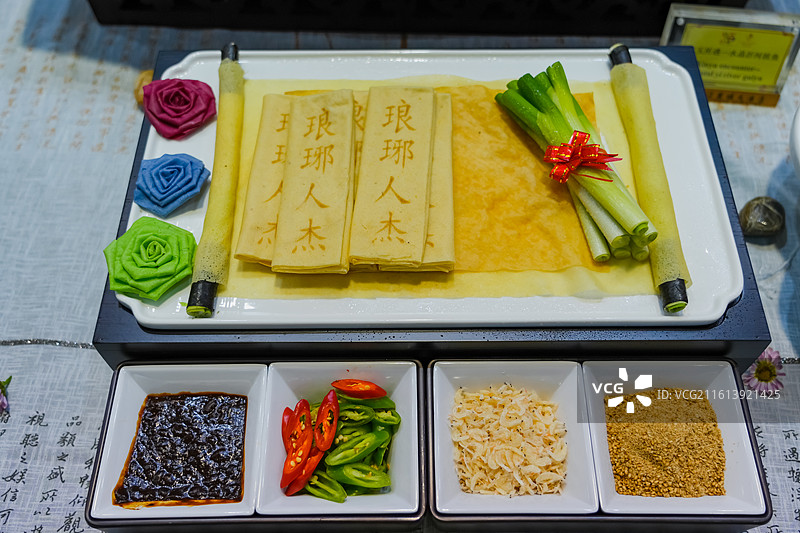 五味轩小吃 煎饼卷大葱 山东临沂“琅琊羲之文化宴”菜品  “好客山东·美食争霸赛”经典鲁菜图片素材