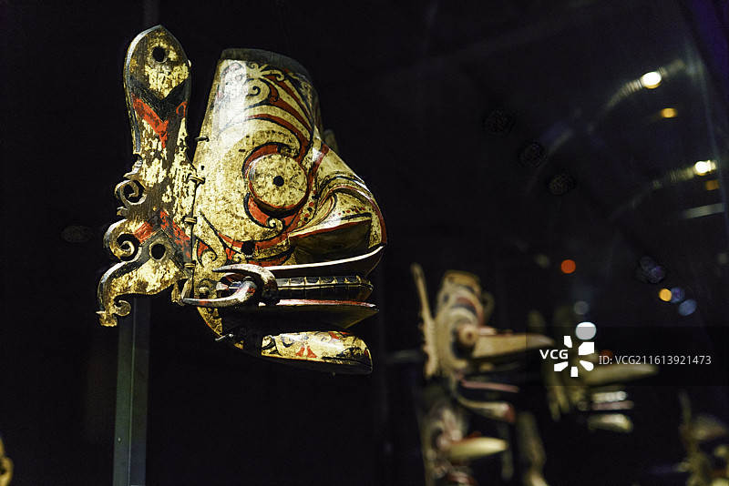 马来西亚古晋重要景点婆罗洲文化博物馆展览重要文物——婆罗洲原住民的面具特写图片素材