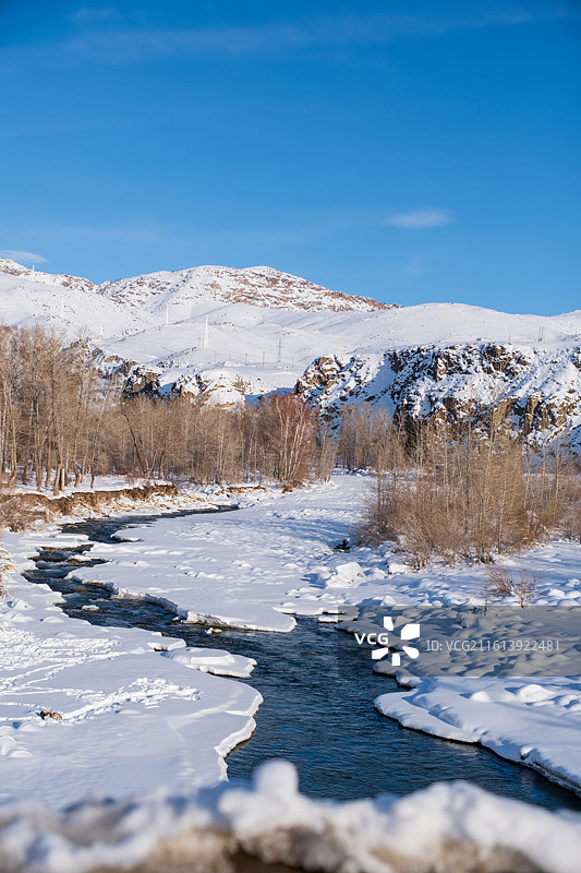 冬天新疆阿勒泰雪山雪原冰雪丛林不冻河流图片素材