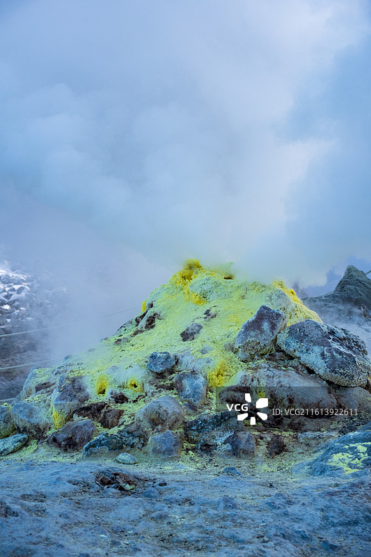 冬天日本北海道道东钏路市阿寒摩周国立公园硫磺山，冬天雪景天然硫磺活火山，正在喷发图片素材