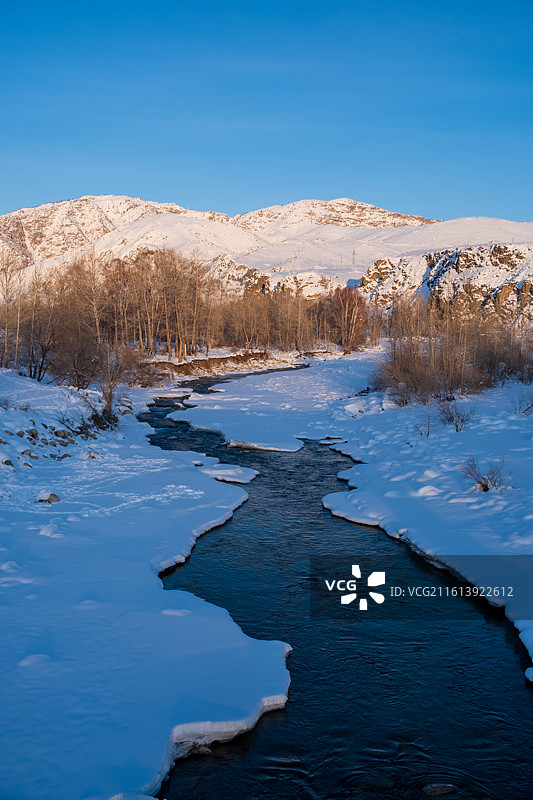 冬天新疆阿勒泰日落时分雪山雪原冰雪丛林不冻河流图片素材