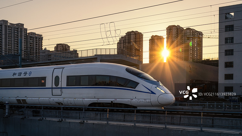 汕头市区穿梭的高铁图片素材