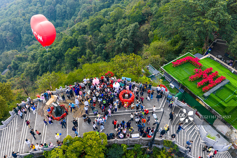 “航拍歌手苏山山携大湾鸡与市民登上廣州白雲山摩星嶺迎接2026年第一縷陽光图片素材