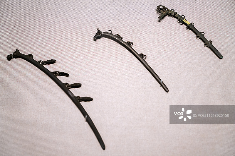 中国内蒙古自治区鄂尔多斯市博物院馆藏文物 商 鹿首青铜匕图片素材