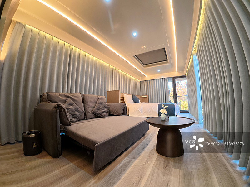 江西抚州金溪县游垫村微宿太空仓室内装饰庭院环境，特色民宿，房车，宾馆，微型酒店床铺茶具。图片素材