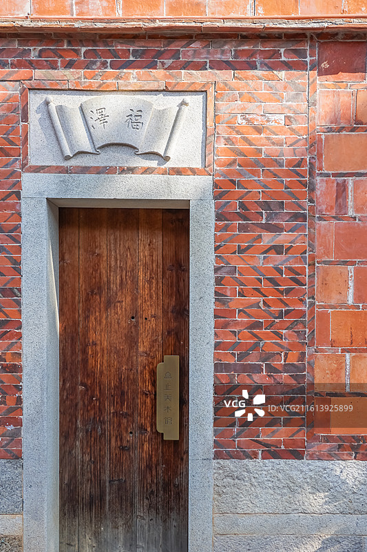 泉州五店市，红砖墙上的木门与石雕图片素材