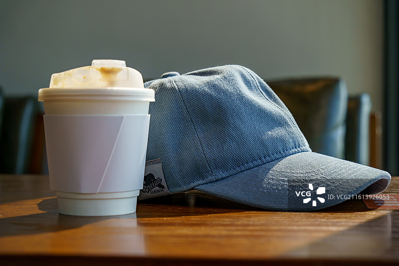 咖啡店里蓝色的鸭舌帽特写图片素材