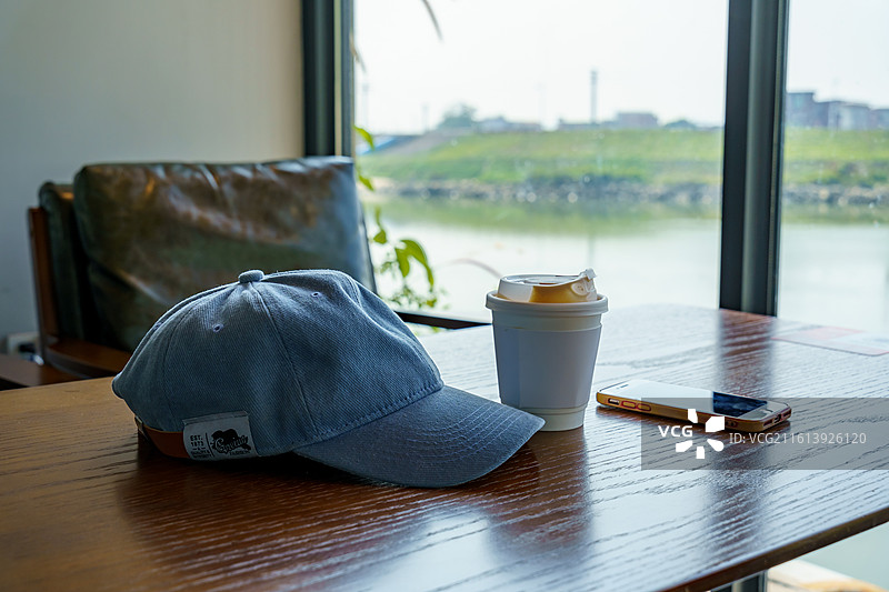 咖啡店里蓝色的鸭舌帽特写图片素材