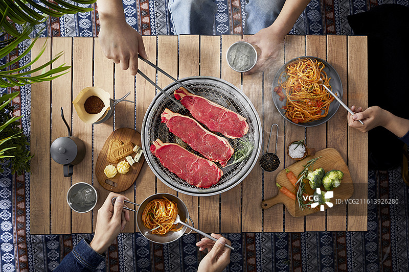 露营烤牛排美食 新西兰牛眼烤肉图片素材