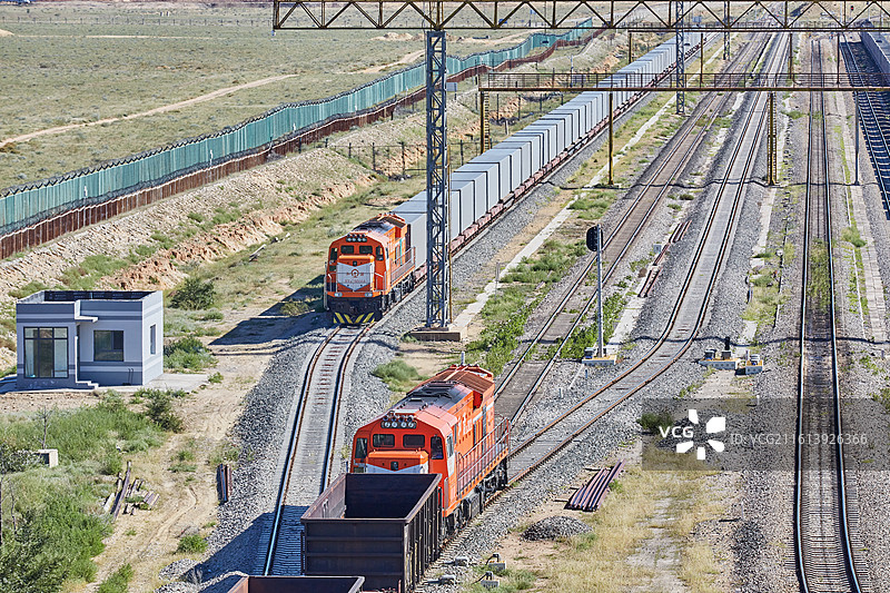 内蒙古自治区锡林郭勒盟二连浩特国门景区跨境铁路铁轨火车货运贸易图片素材