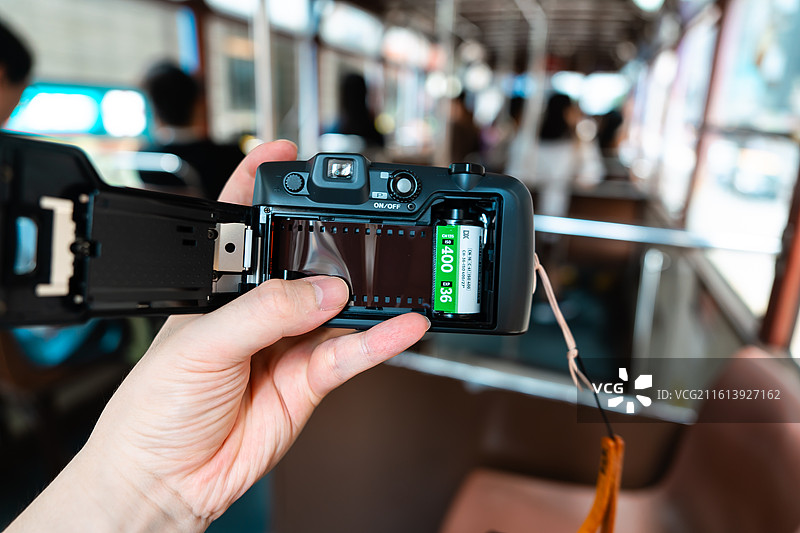 胶片相机换卷时刻图片素材